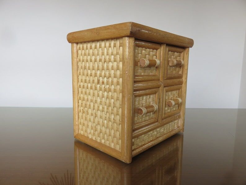 Boite à bijoux commode miniature en rotin années 70