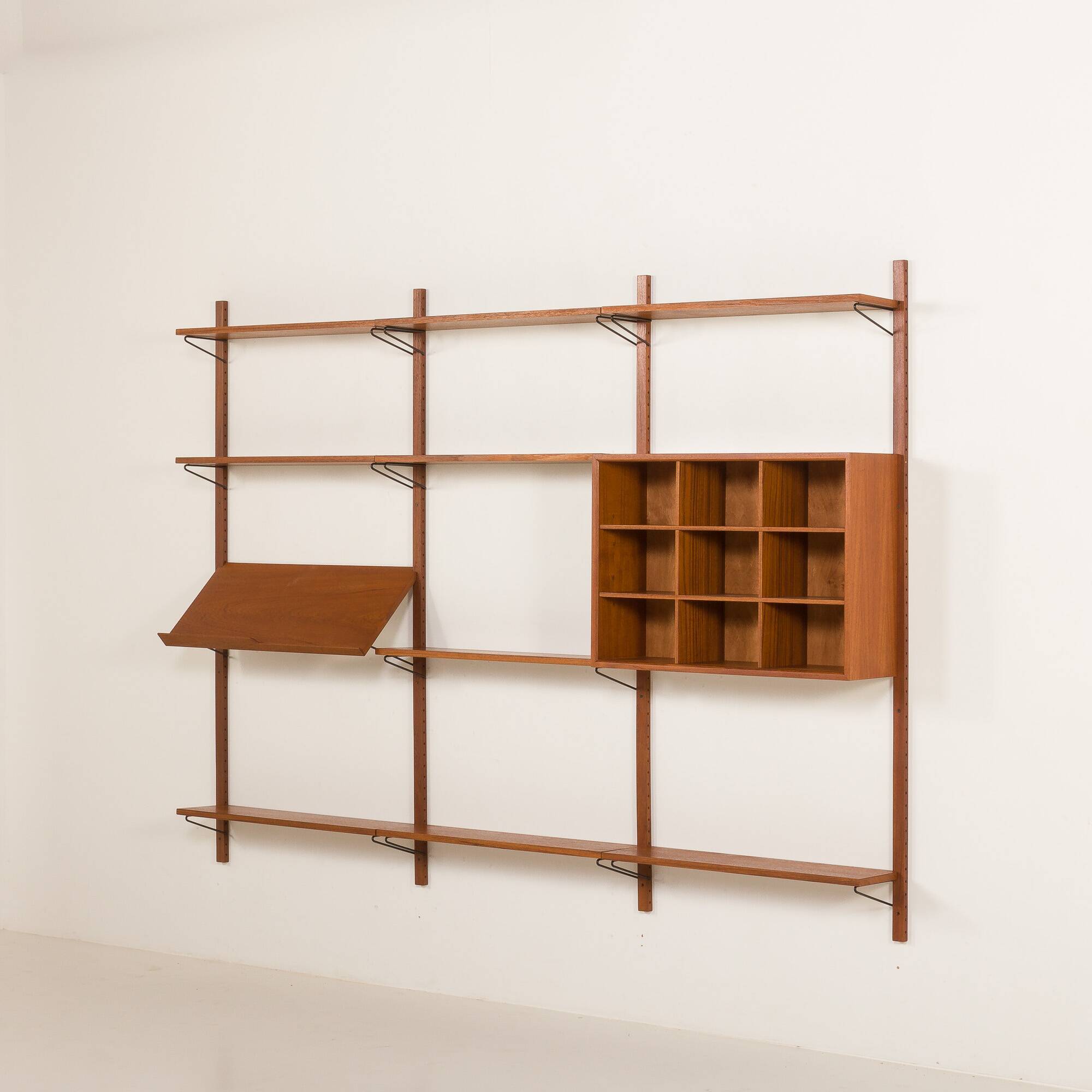 Meuble mural scandinave en teck du milieu du siècle avec étagère d'exposition, Danemark