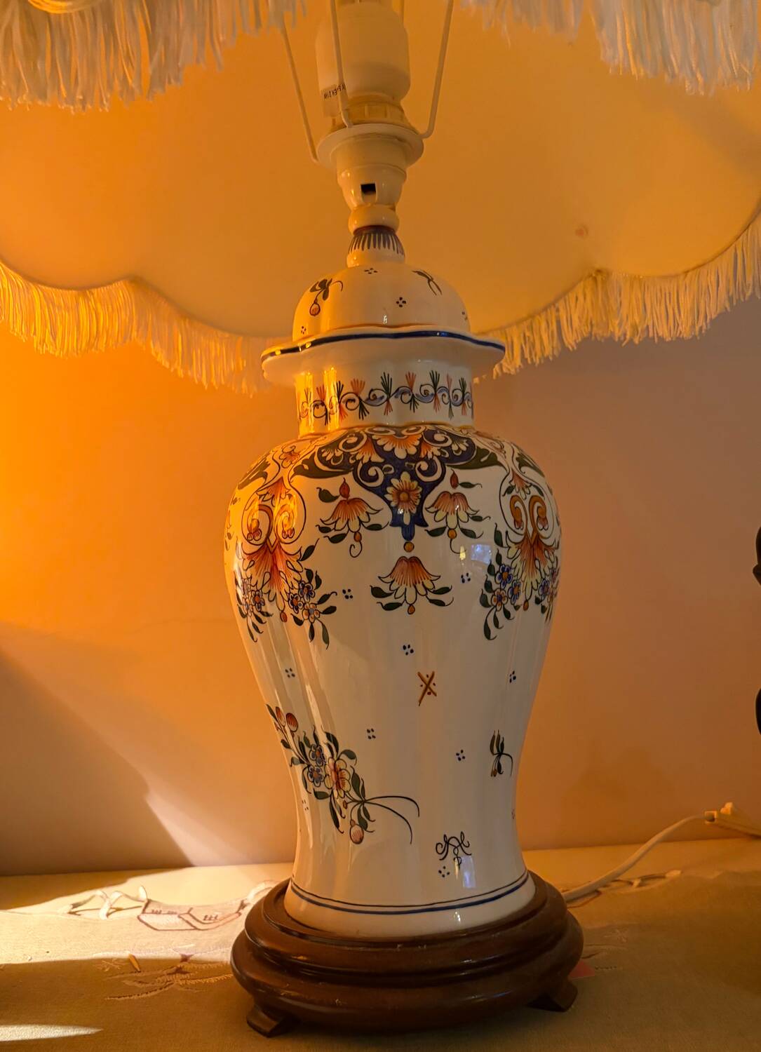 Very large ceramic lamp from Gien with a beautiful lampshade.