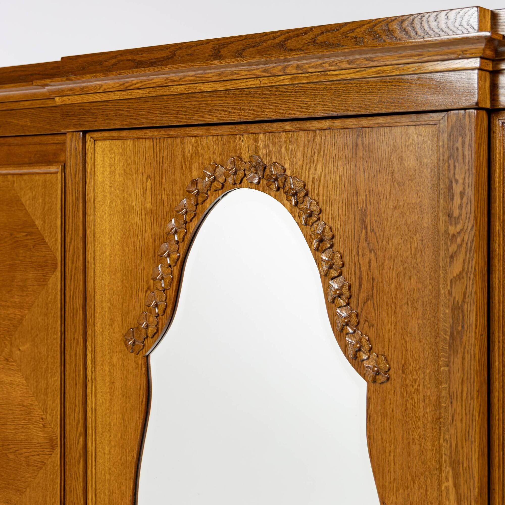 Grande armoire trois portes en chêne - Interguerre 1920-1939