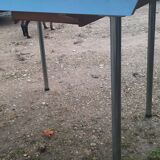 Table en formica bleu