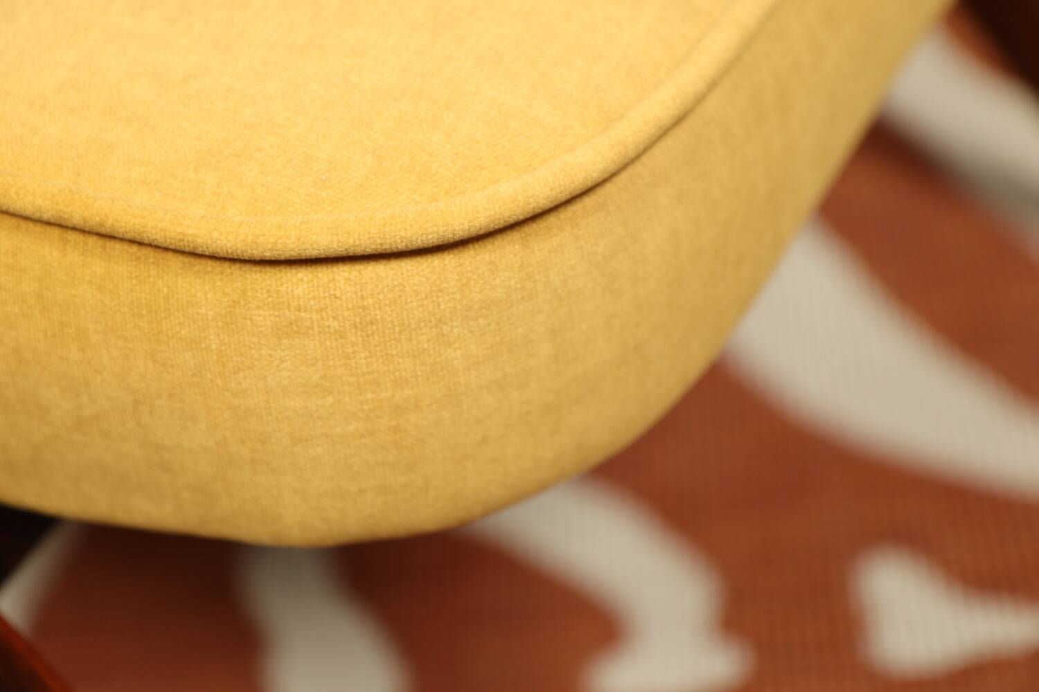 Fauteuil en bois et velours jaune par Chierowski