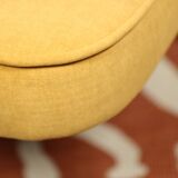 Fauteuil en bois et velours jaune par Chierowski