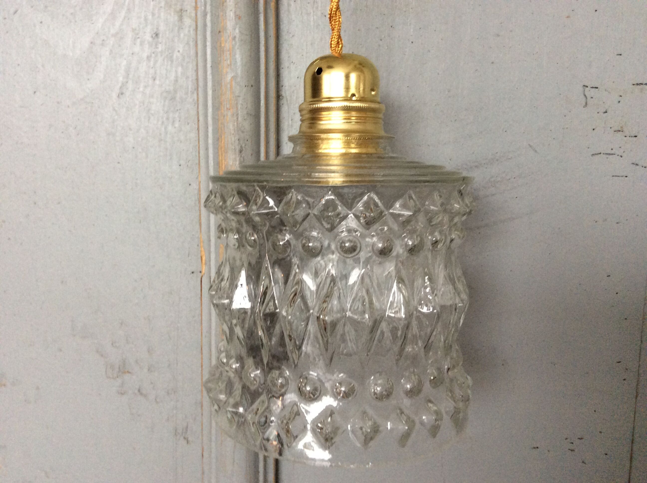 Glass globe suspension