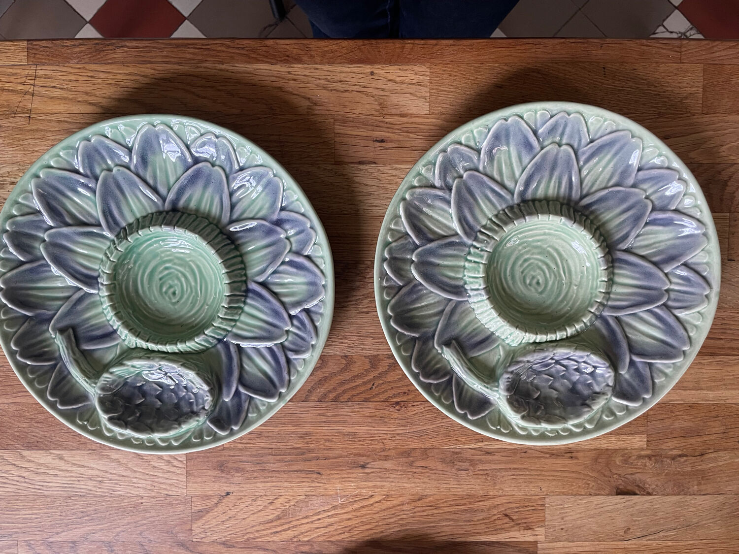 2 plates in artichoke slip