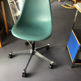 Chaise de bureau Ch.&R. Eames tournante, réglable en hauteur, estampillée et éditée par Vitra