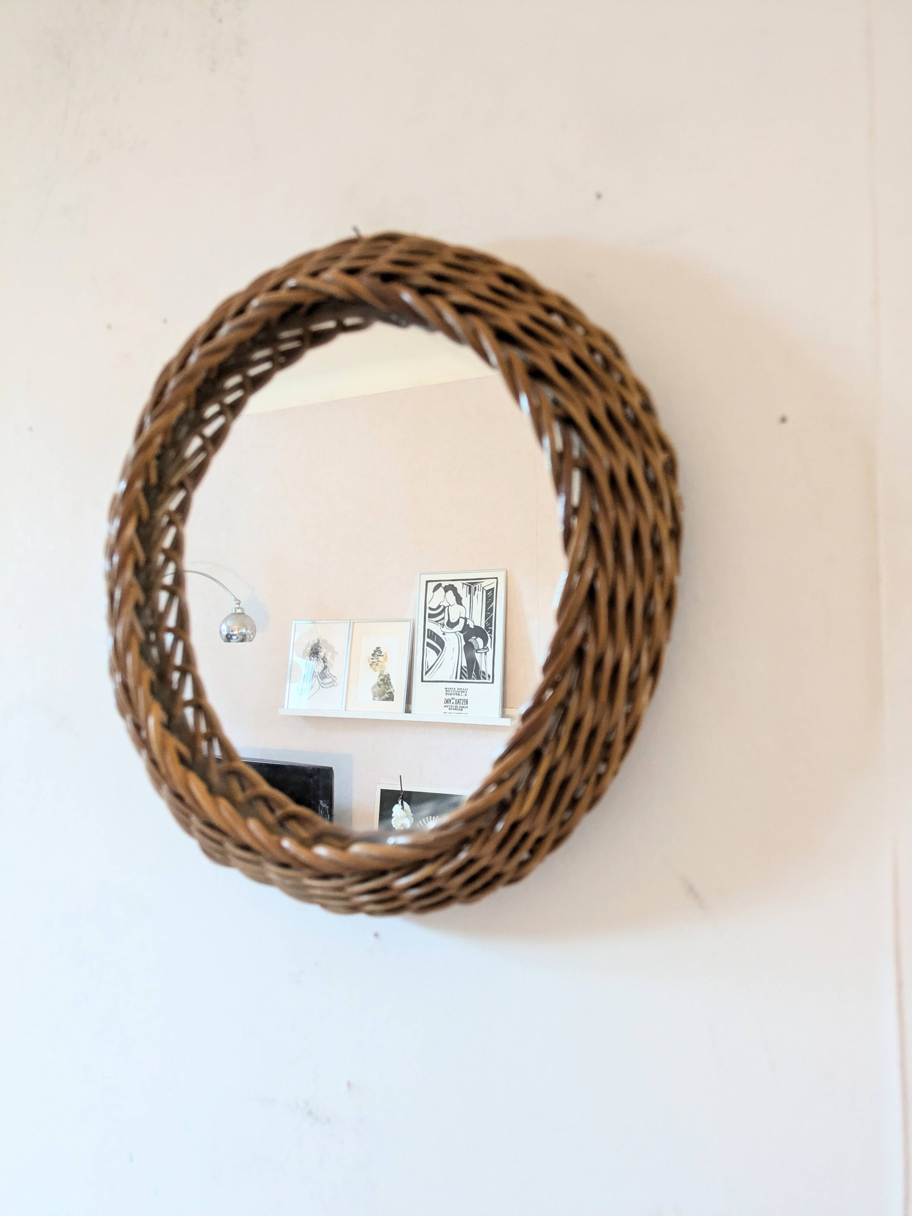 Round mirror in 60s design woven rattan
