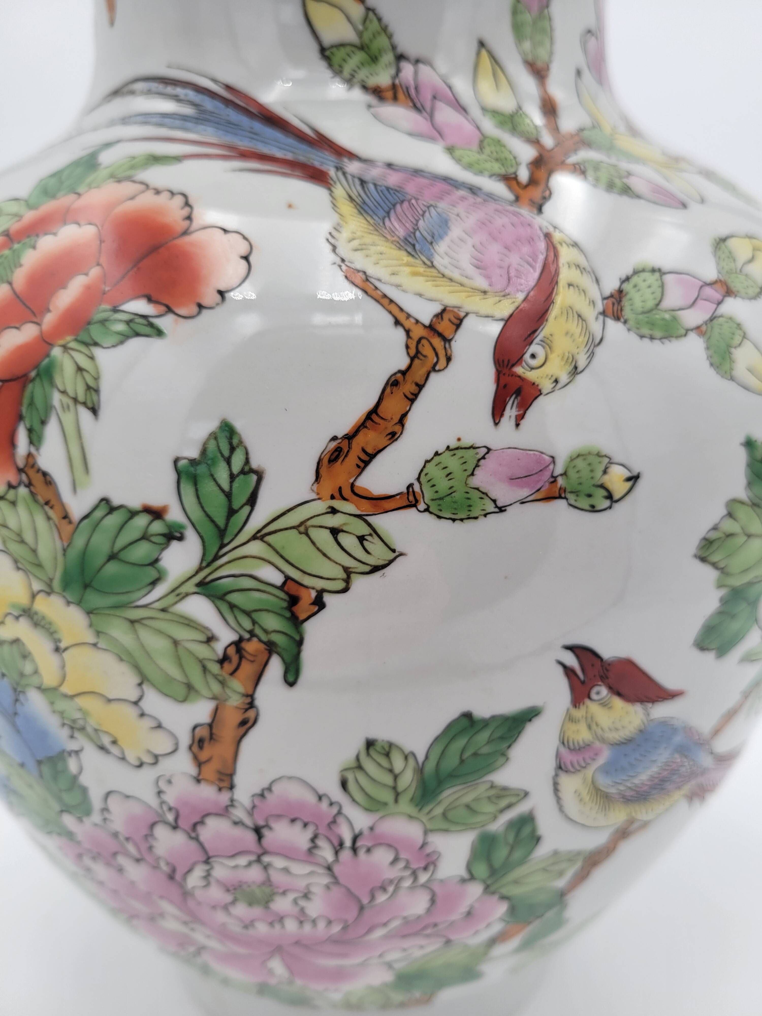 Vase en porcelaine chinoise décoré de fleurs et d'oiseaux