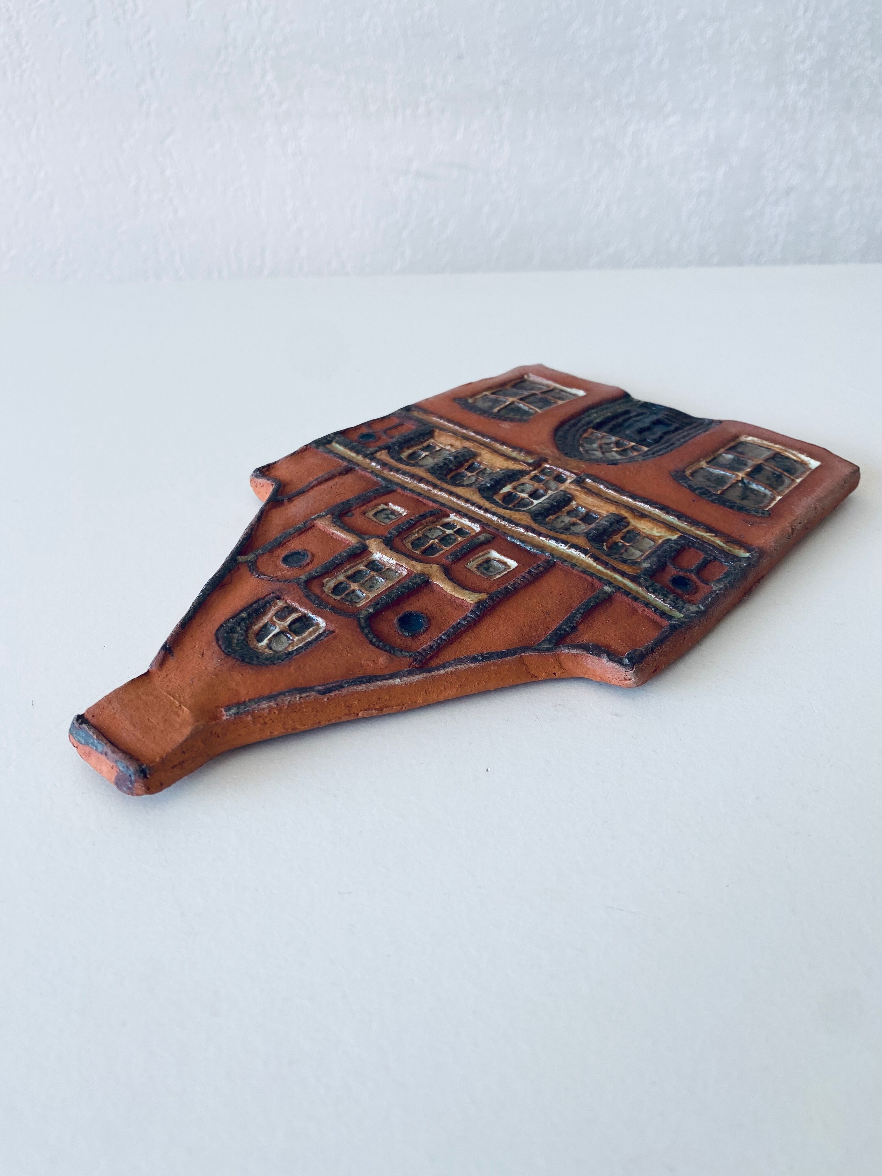 Decorative house wall pottery