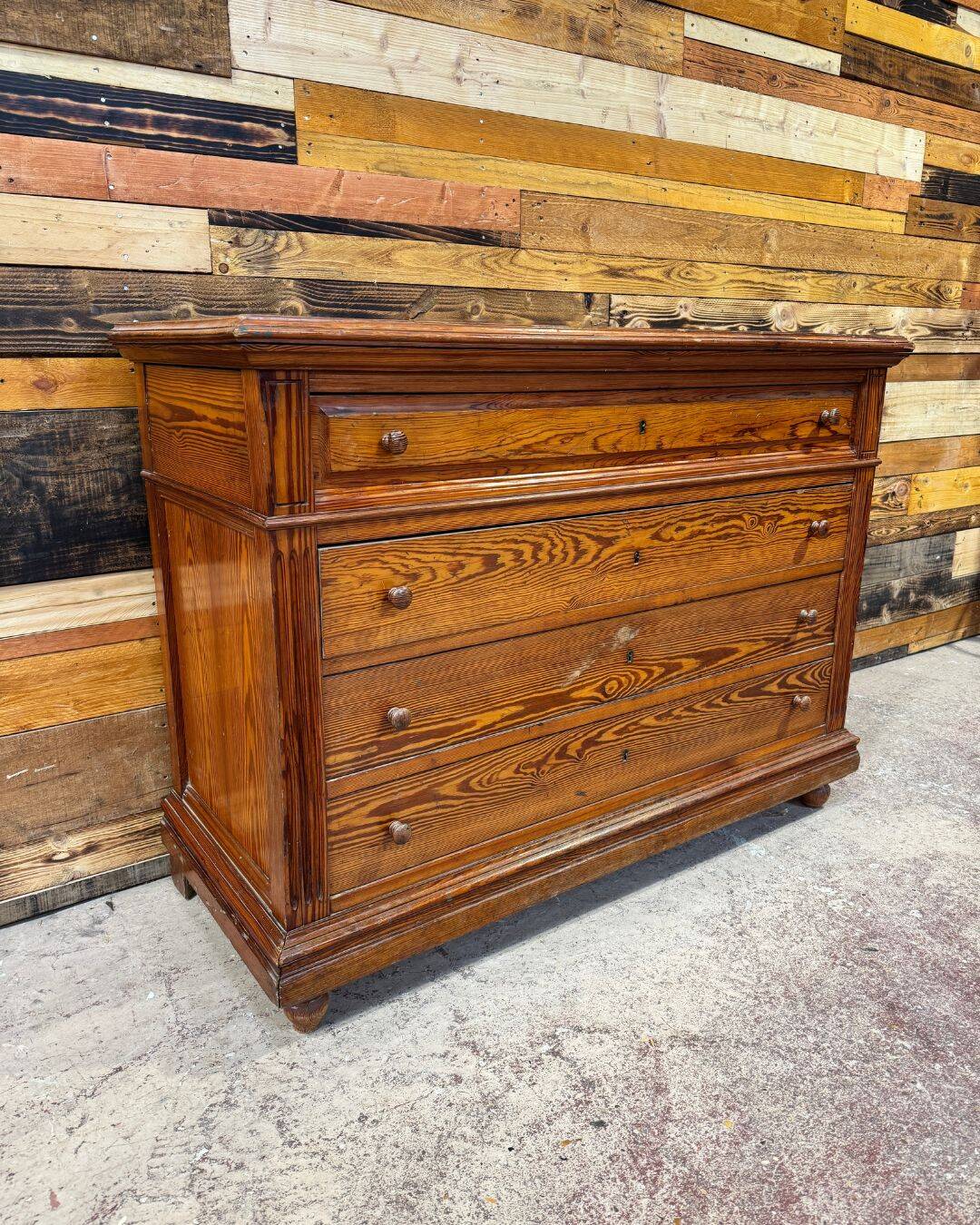 Commode en pitchpin massif