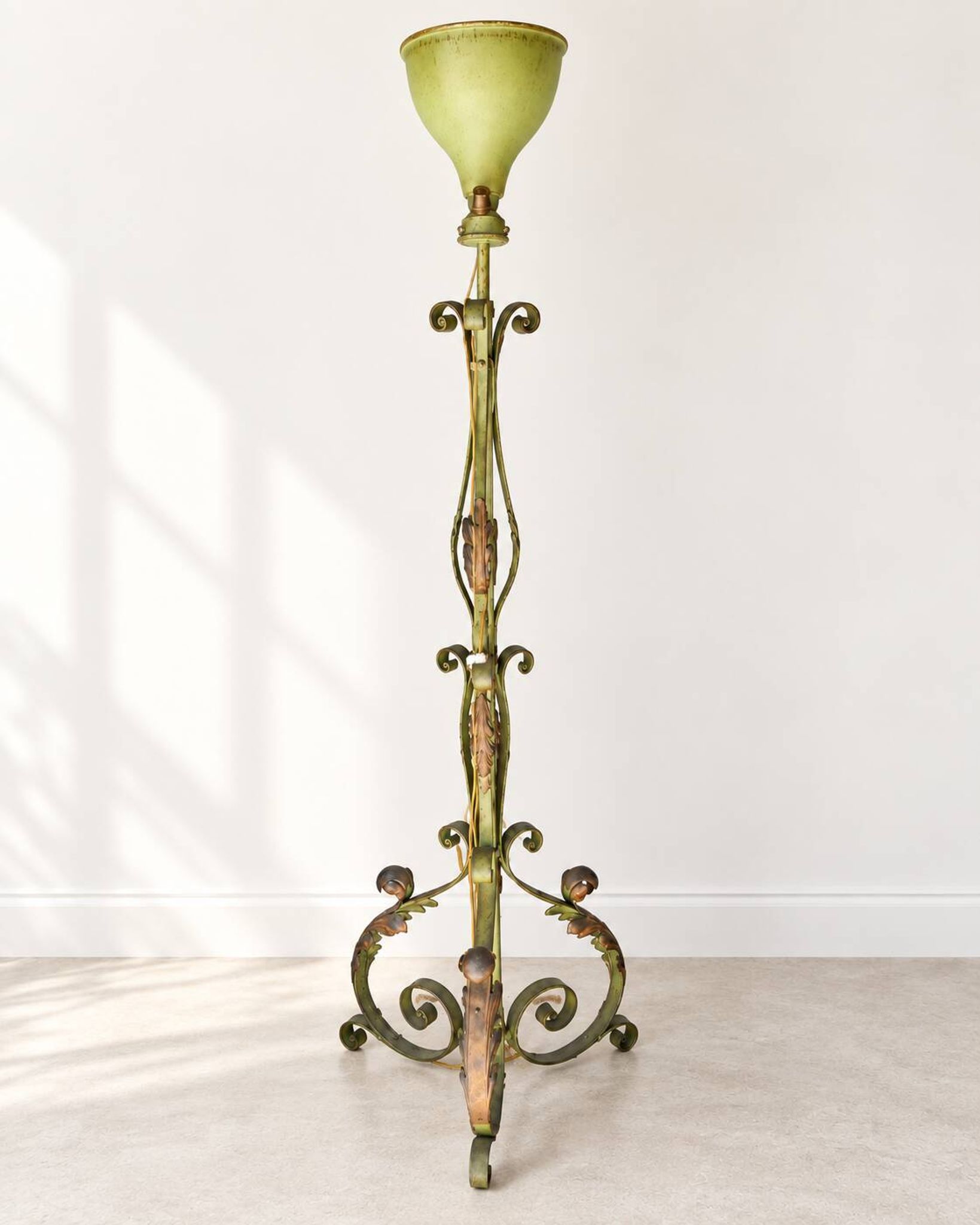 Lampadaire ancien en fer peint vert à décor végétal