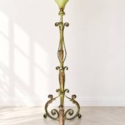 Lampadaire ancien en fer peint vert à décor végétal