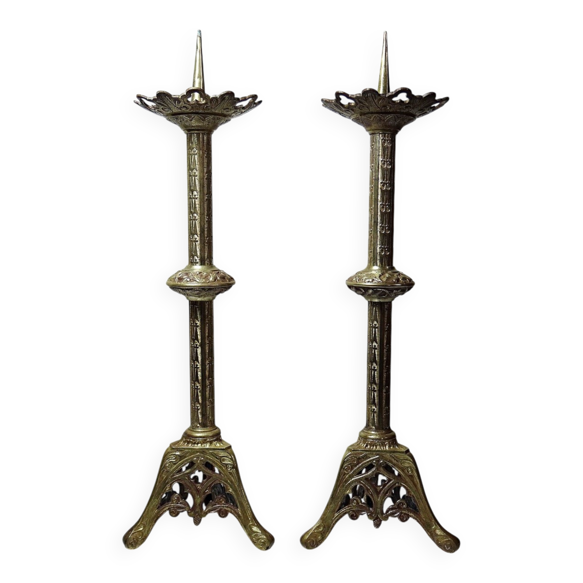 Grande paire de piques-cierges anciens en bronze doré, style gothique XIXe
