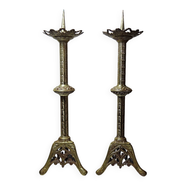 Grande paire de piques-cierges anciens en bronze doré, style gothique XIXe