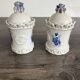 Duo de pots Capodimonte en porcelaine d'art et fleurs bleues