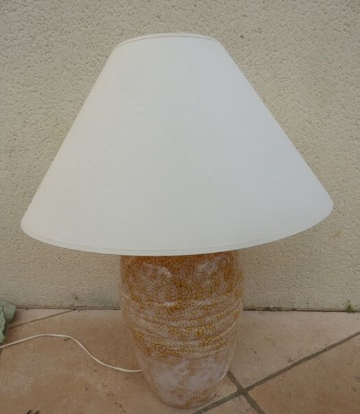 Large light yellow ceramic lamp stand with darker veins