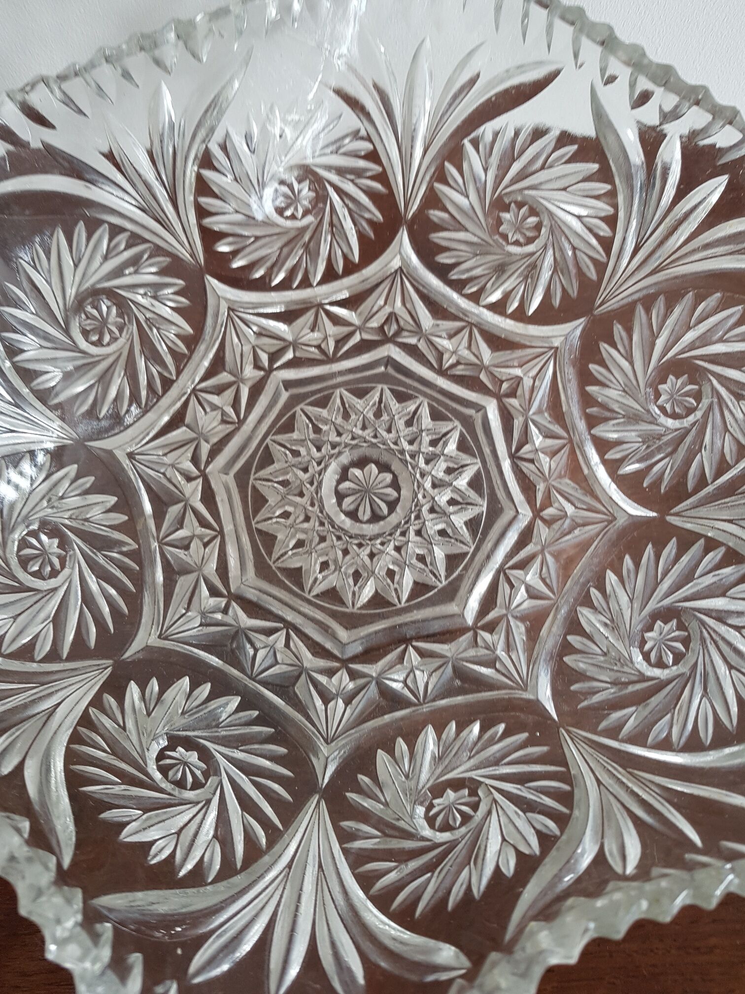 Flat bowl in chiseled glass