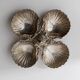 Centre de table en métal argenté, 4 coupelles coquille avec poignée pomme de pin, années 1930