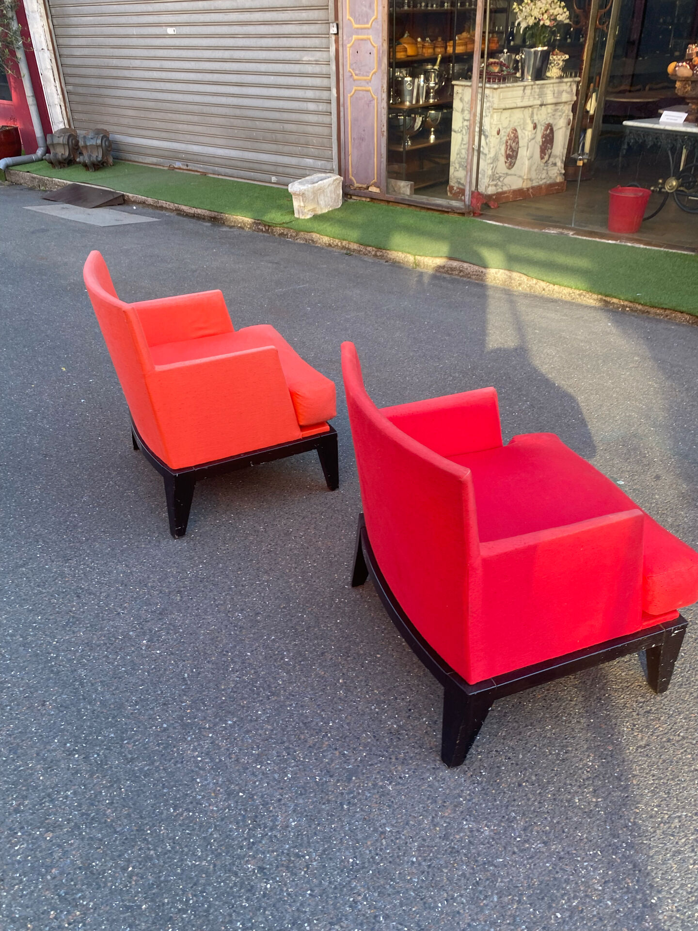 Paires des fauteuils rouge. 