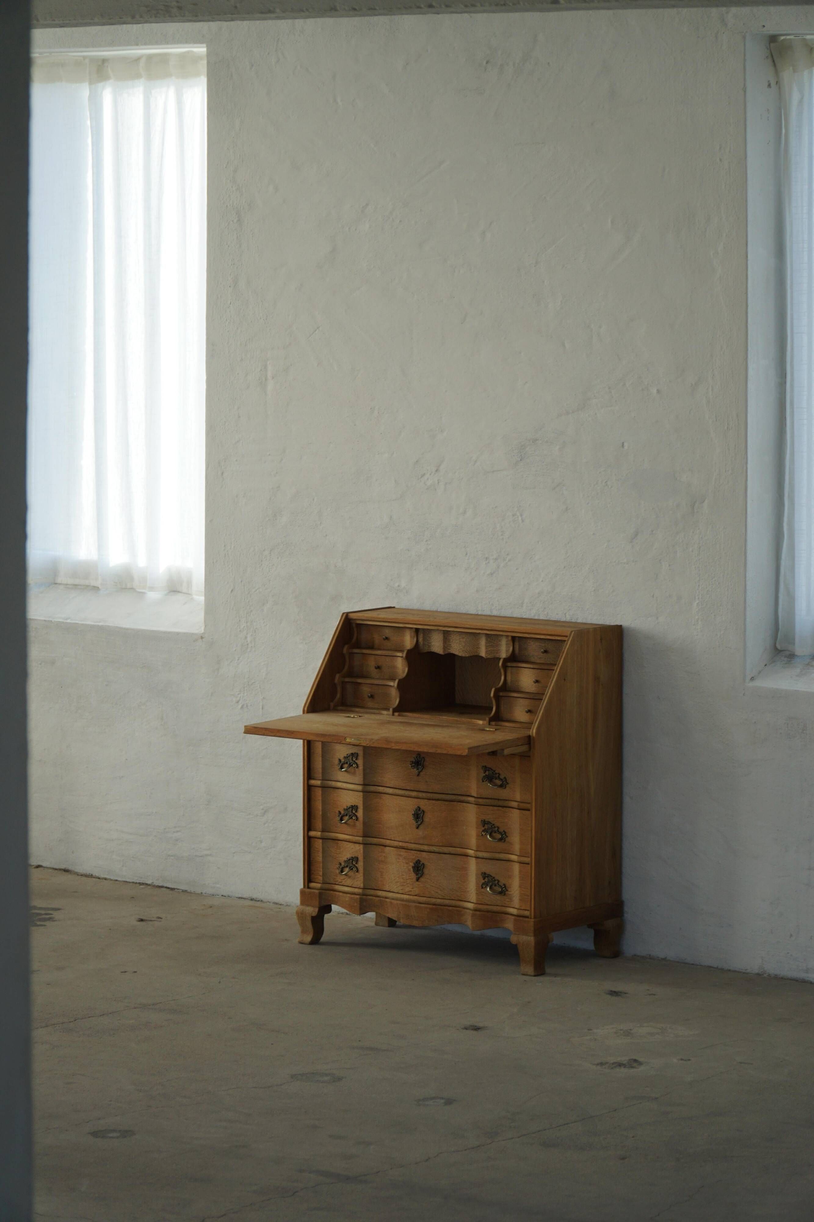 Milieu du 20e siècle, Danis Modern Oak Drop-Front Secretary Desk / Bureau
