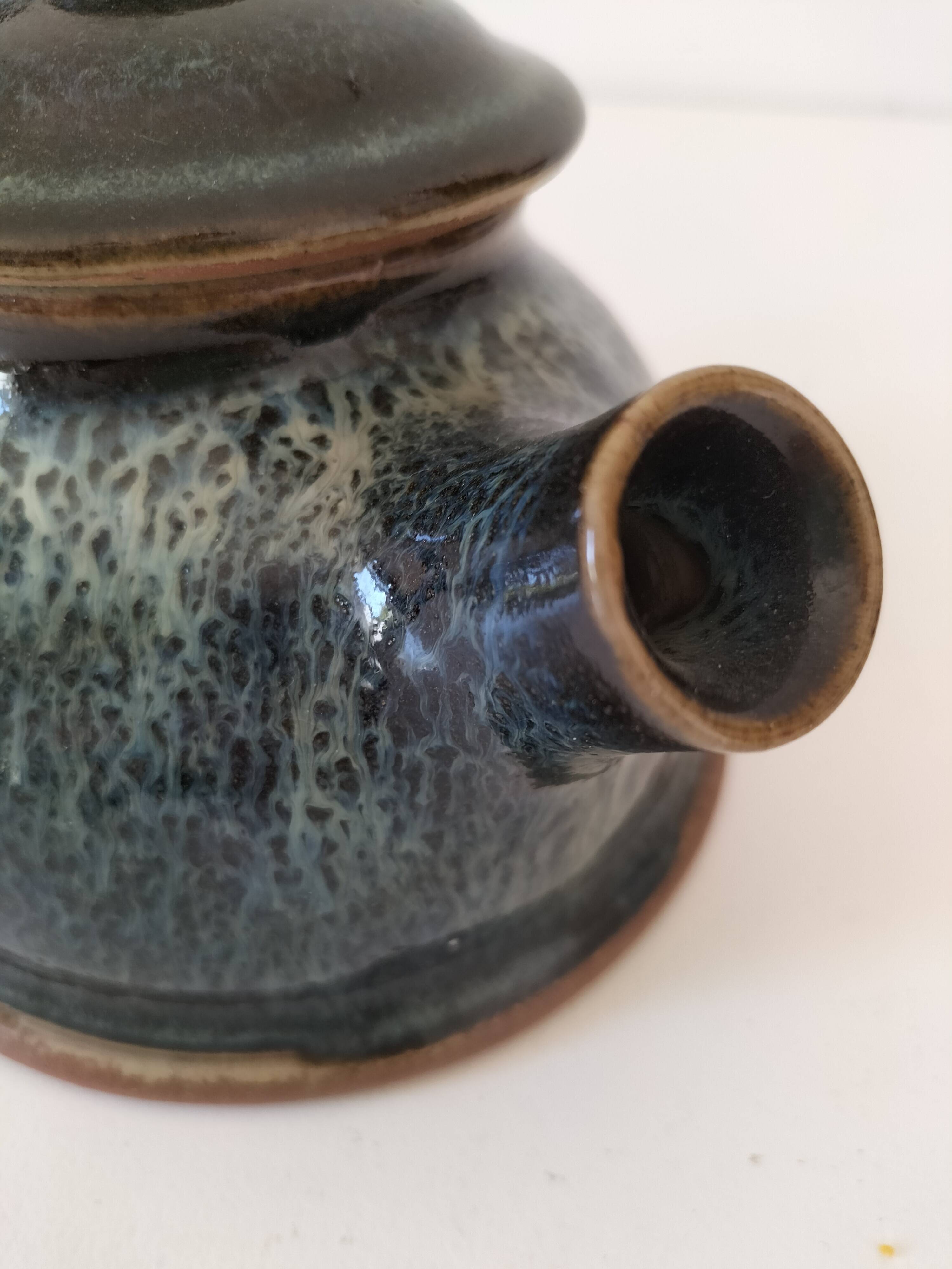 Théière en grès émaillé bleu pétrole signée.