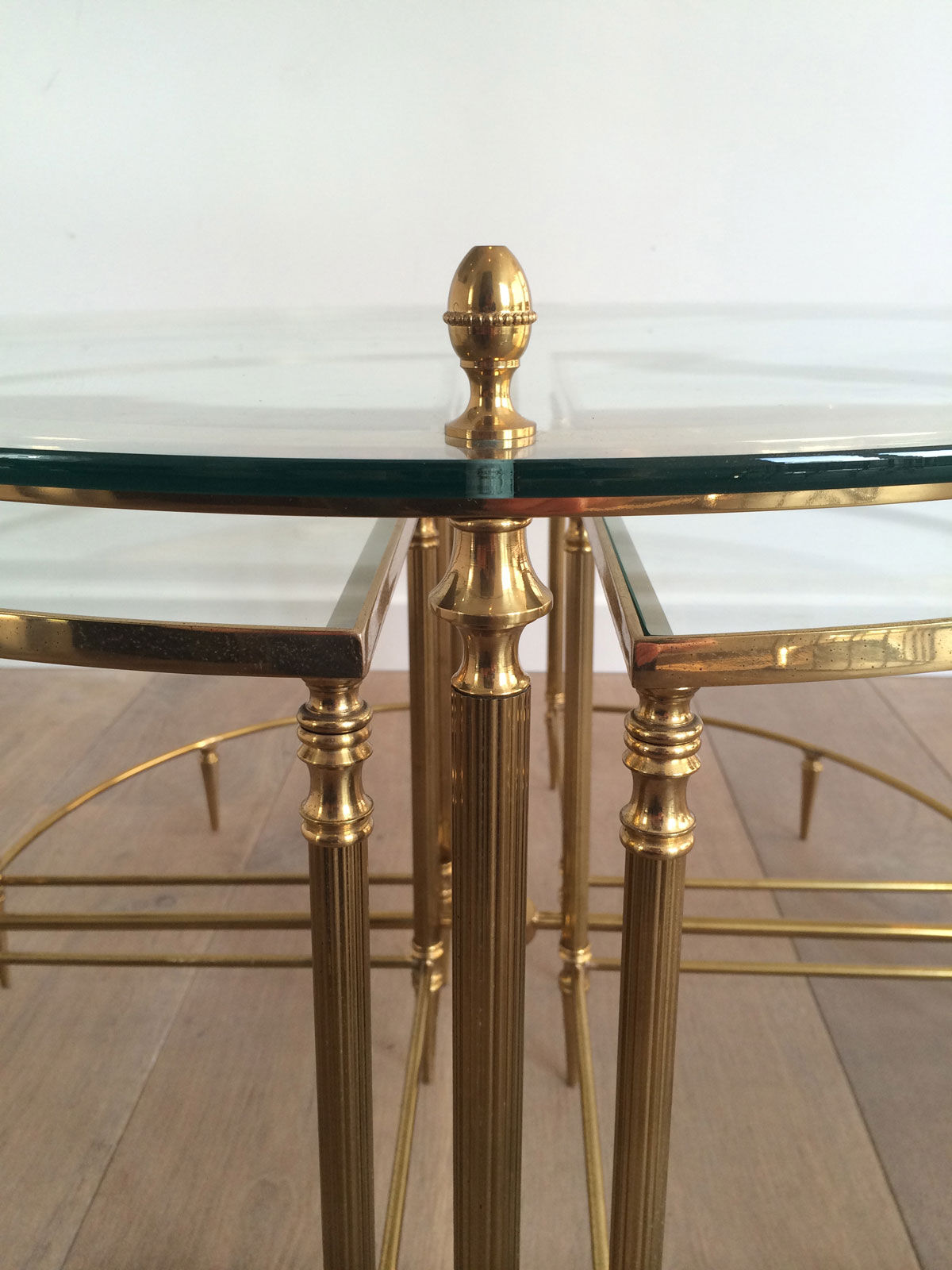 Round coffee table in brass neoclassical style
