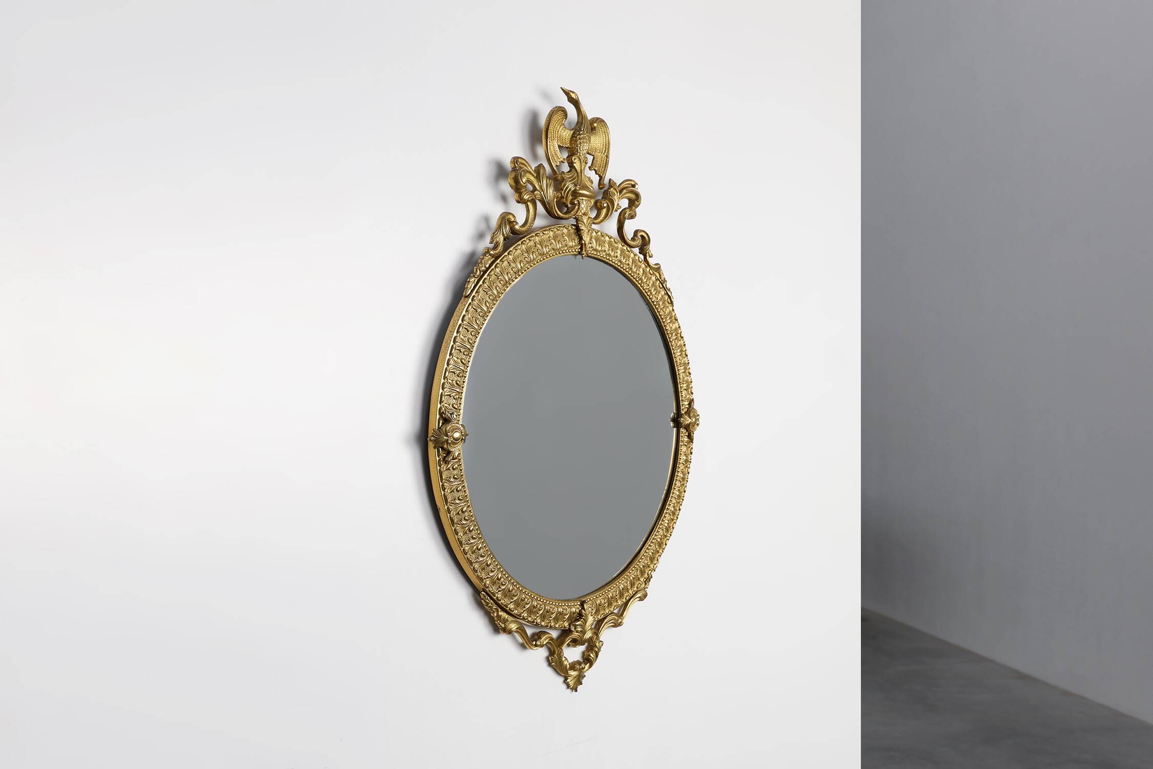 Miroir rond néoclassique français en finition cuivre, 20e siècle