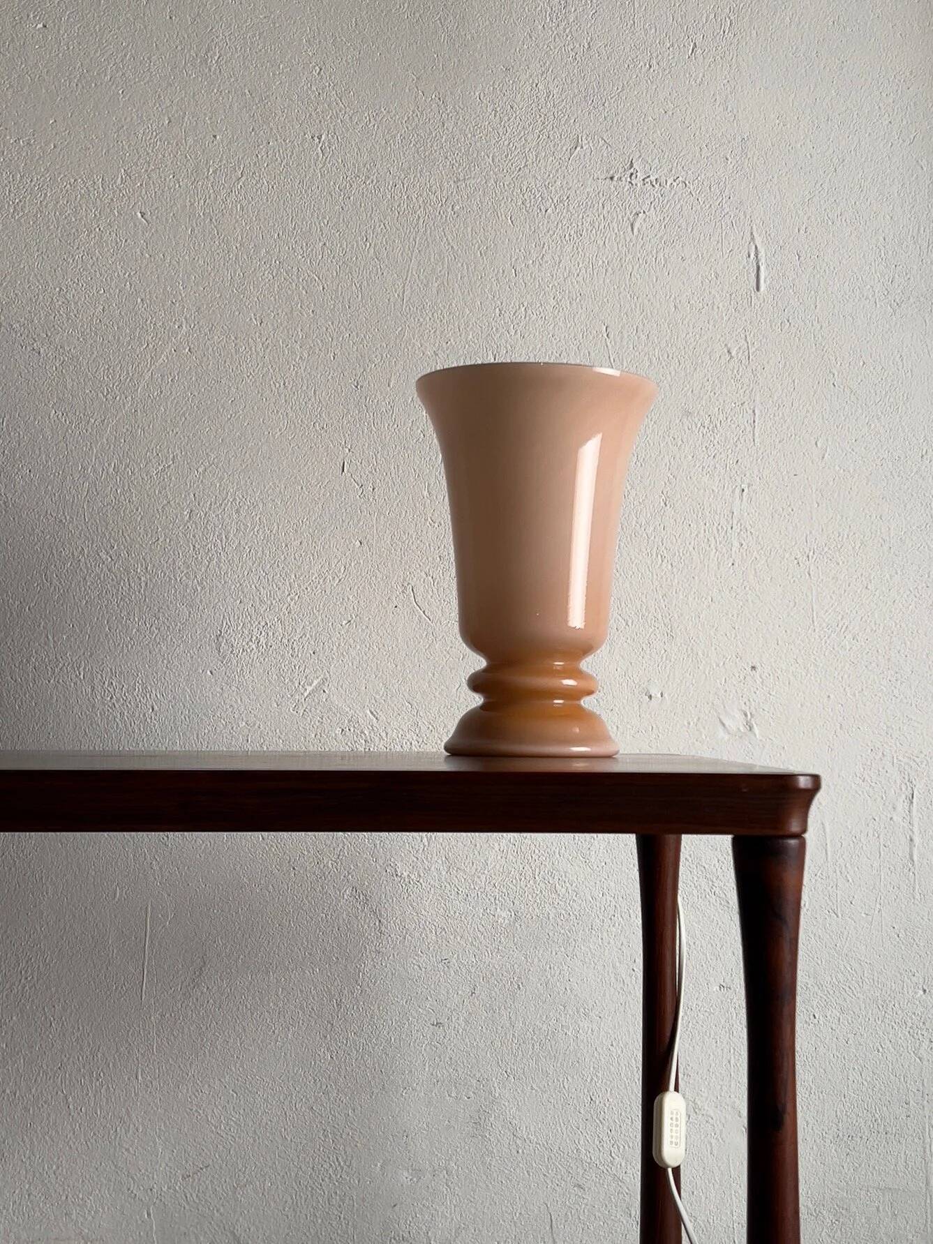 Lampe de table en verre opalin couleur chair | Suède | Années 1960