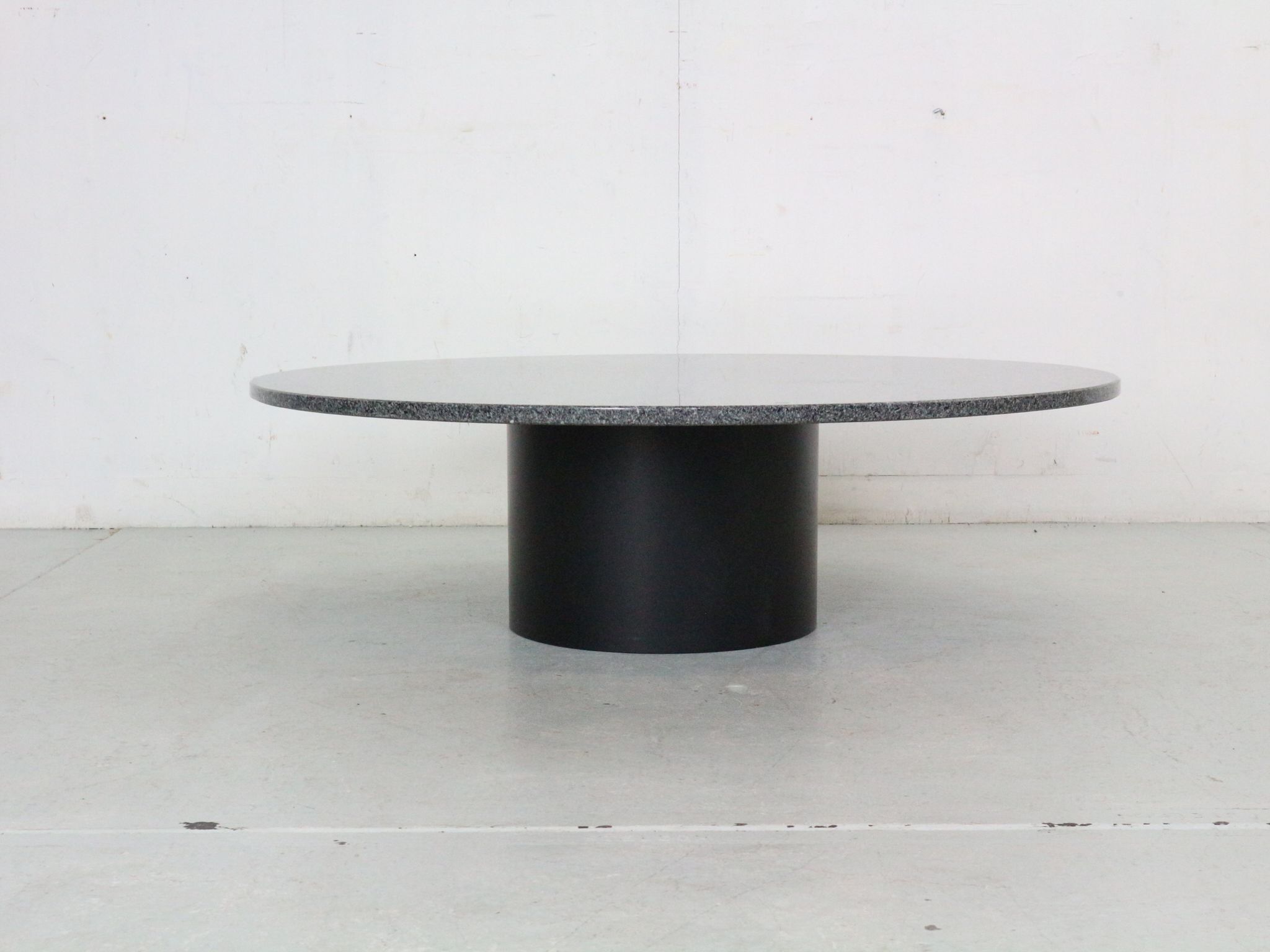 Mid-century  granite stone round coffee table, 1970's italy