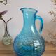 Carafe en verre moulé bleu