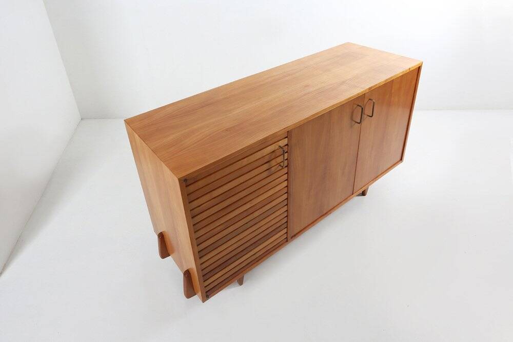 Buffet français des années 1950 en bois de cerisier massif.