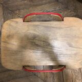 Table basse bois à deux poignées et scoubidou jaune