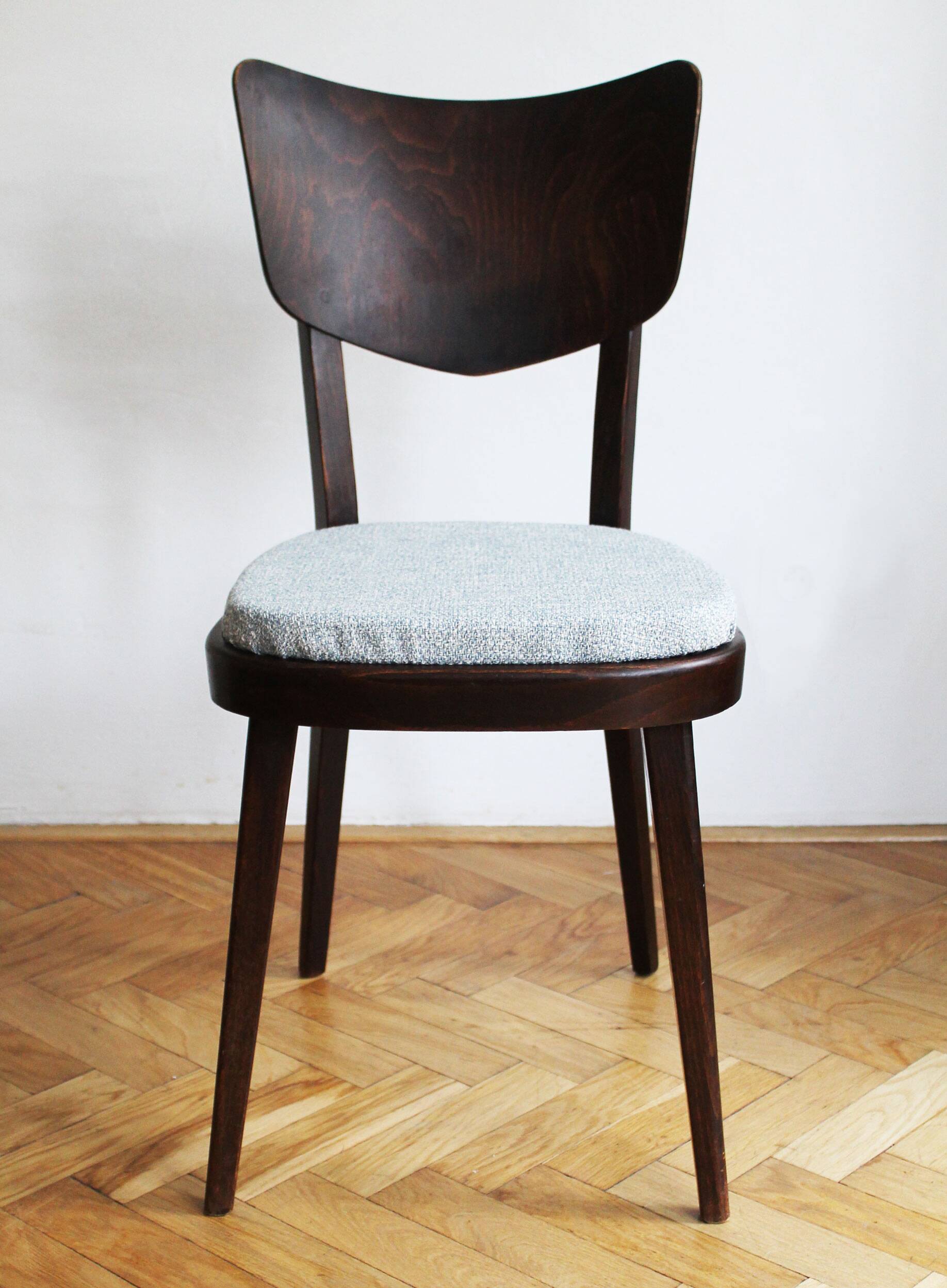 Ensemble de quatre chaises de salle à manger du milieu du siècle des années 1960 par TON
