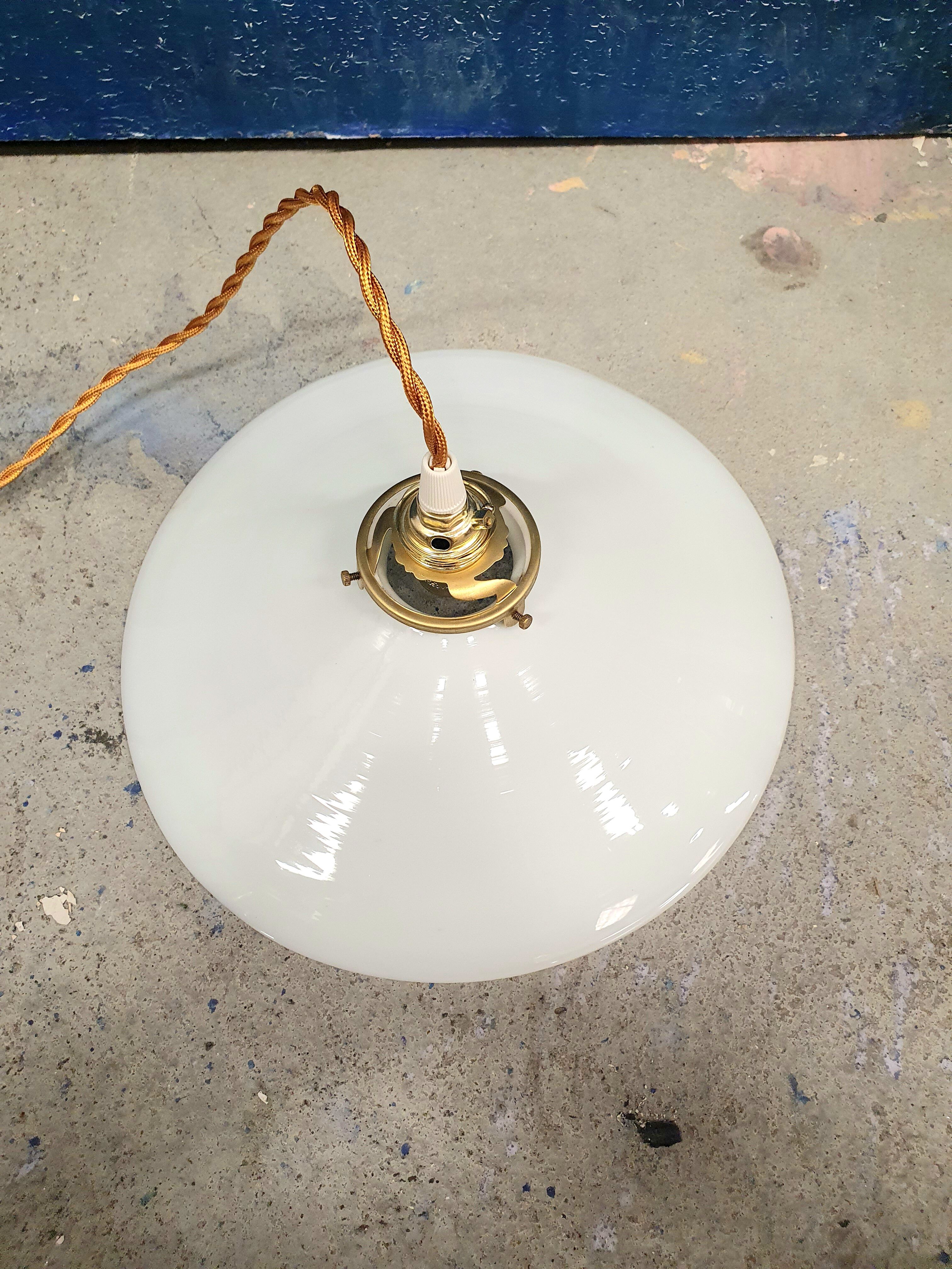 Opaline suspension