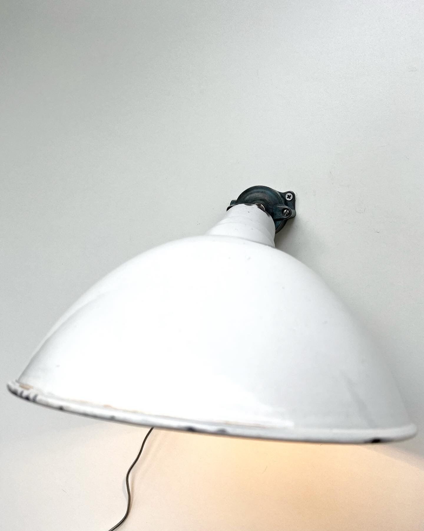 White enamelle tole wall lamp ø 31 cm brand benjamin usa