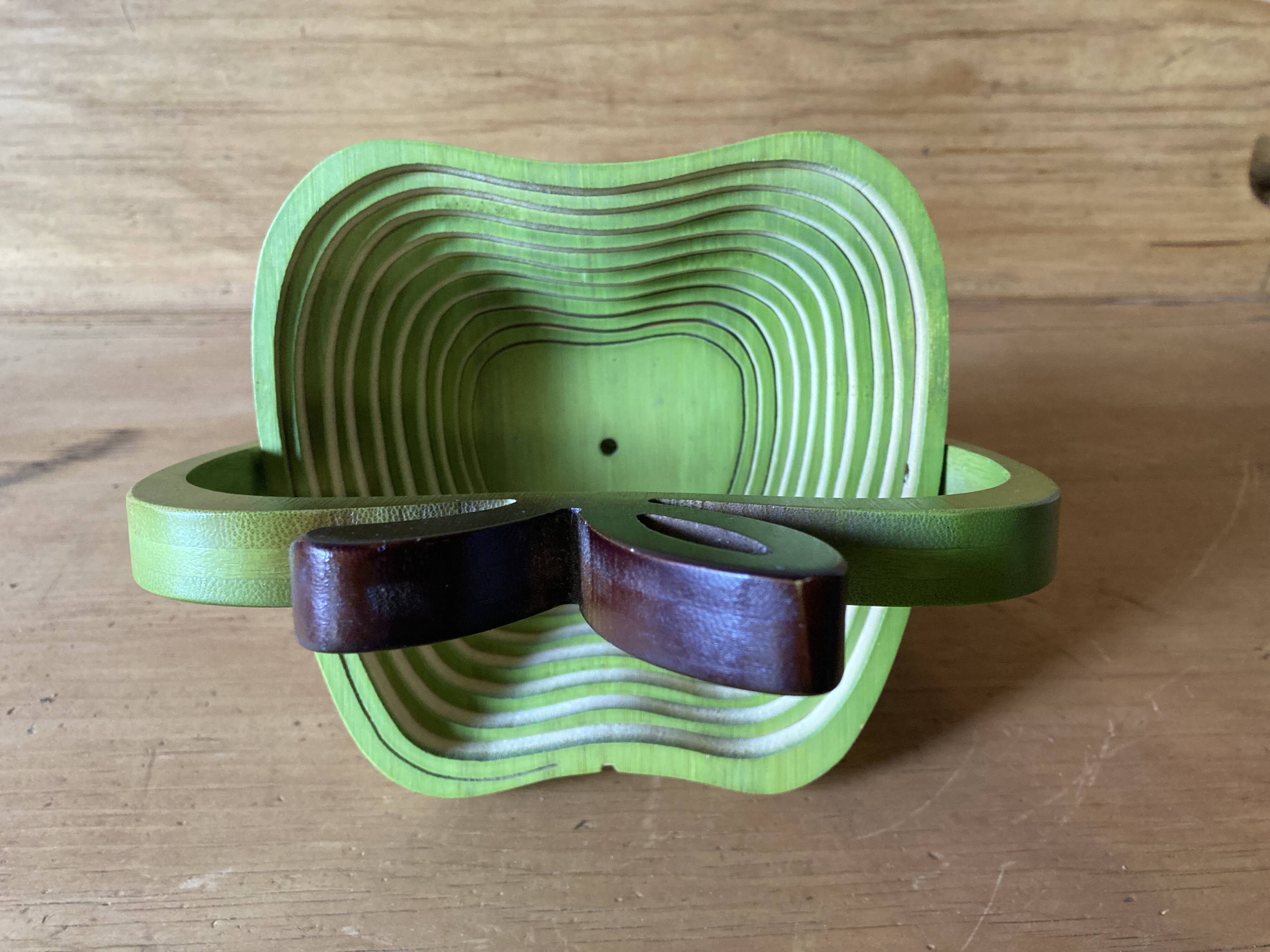 Apple-shaped fruit basket or trivet