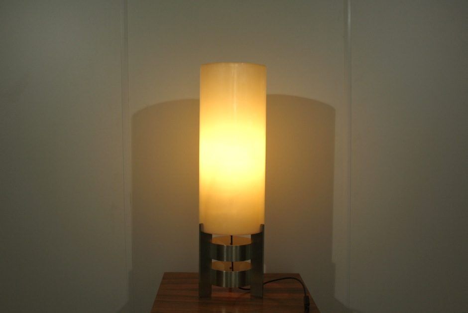 Lampe de table en plexi et métal