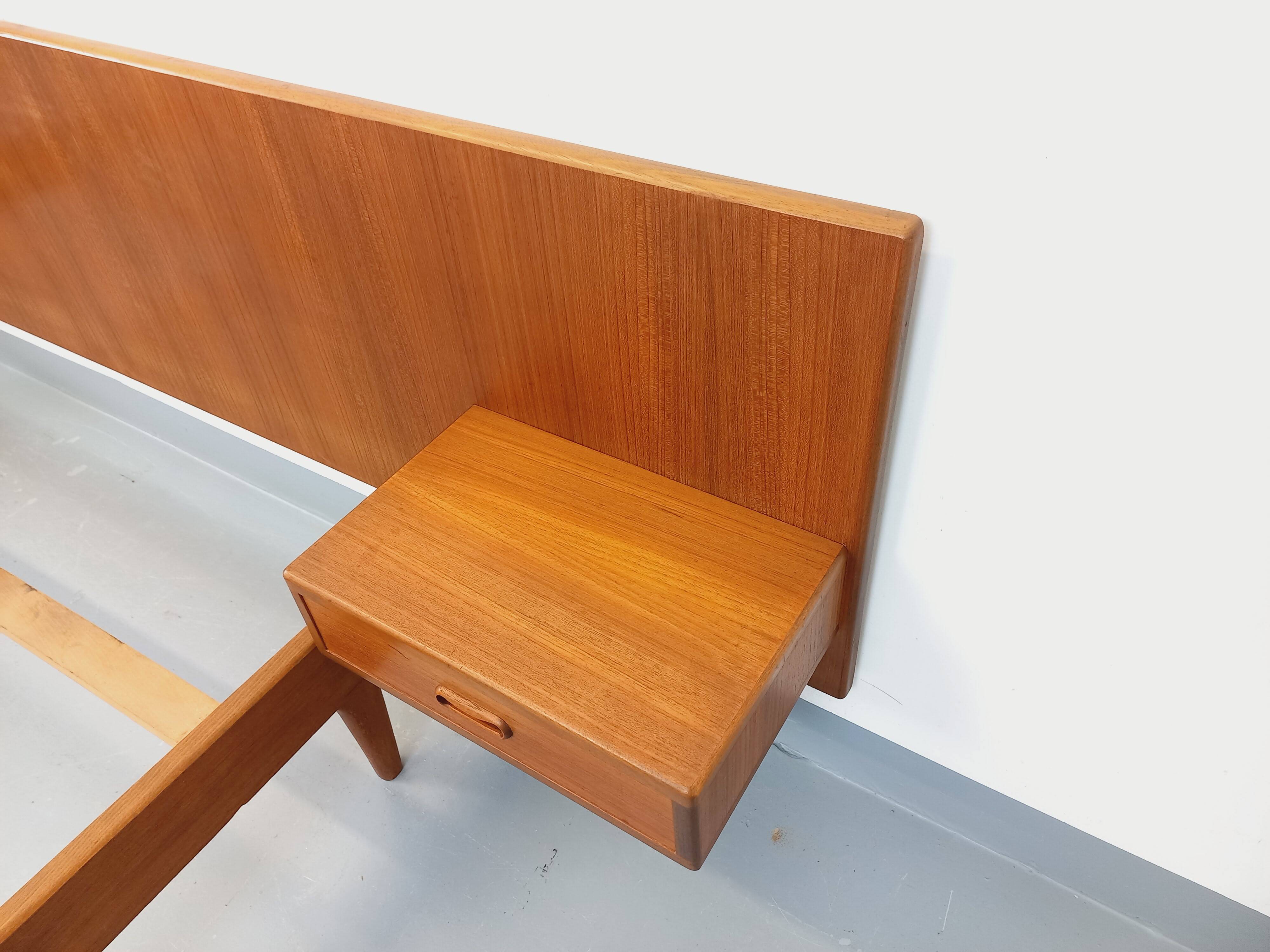 Lit double vintage scandinave en teck des années 60 avec chevets intégrés