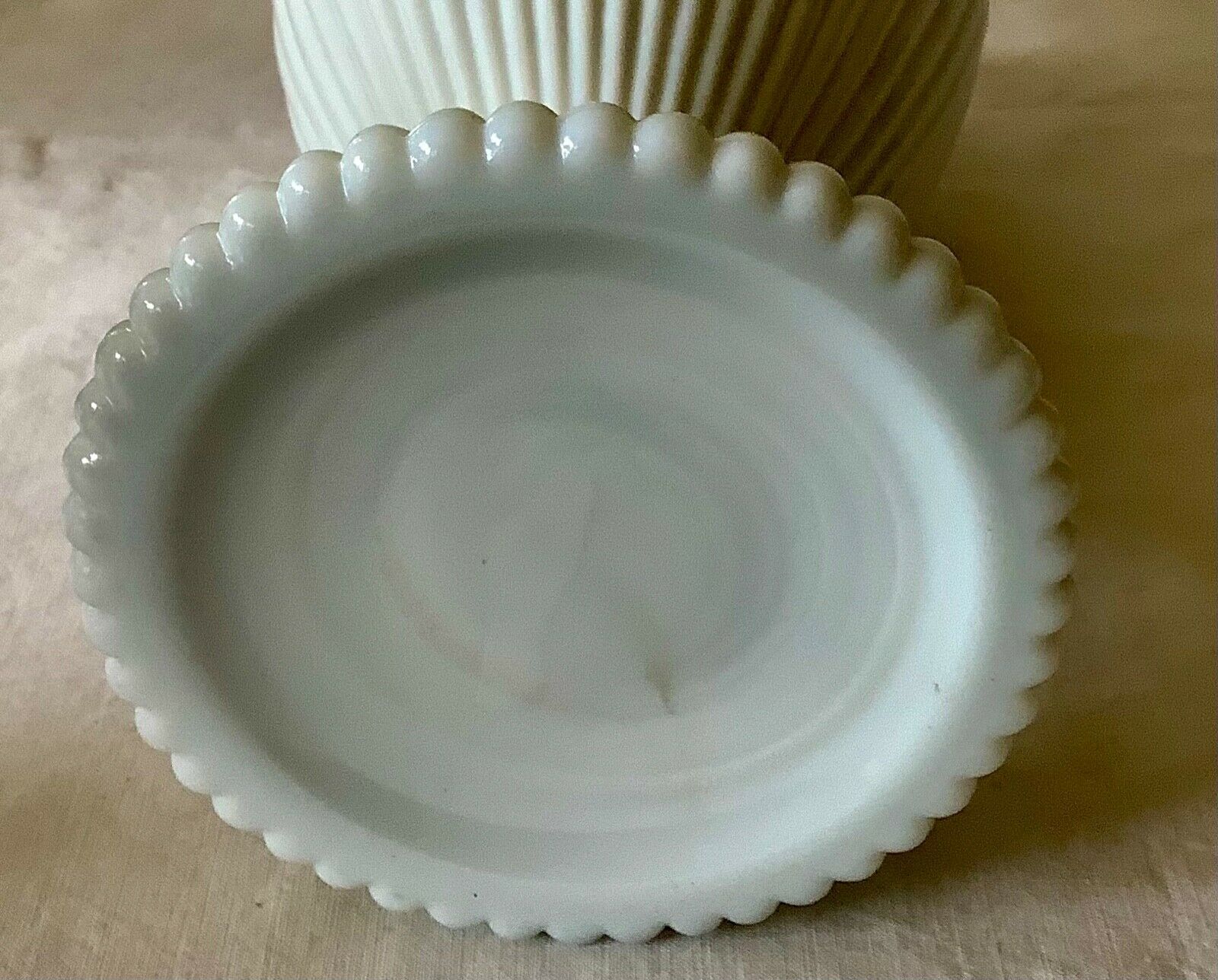 Carafe vase en opaline blanche