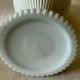 Carafe vase en opaline blanche
