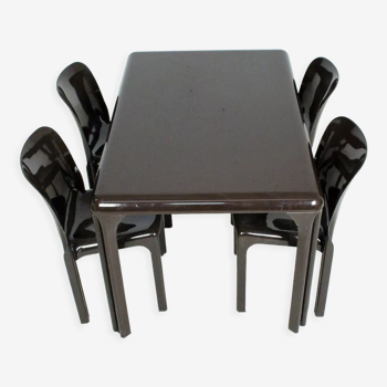 Table et 4 chaises en plastique de Vico Magistretti pour Artemide