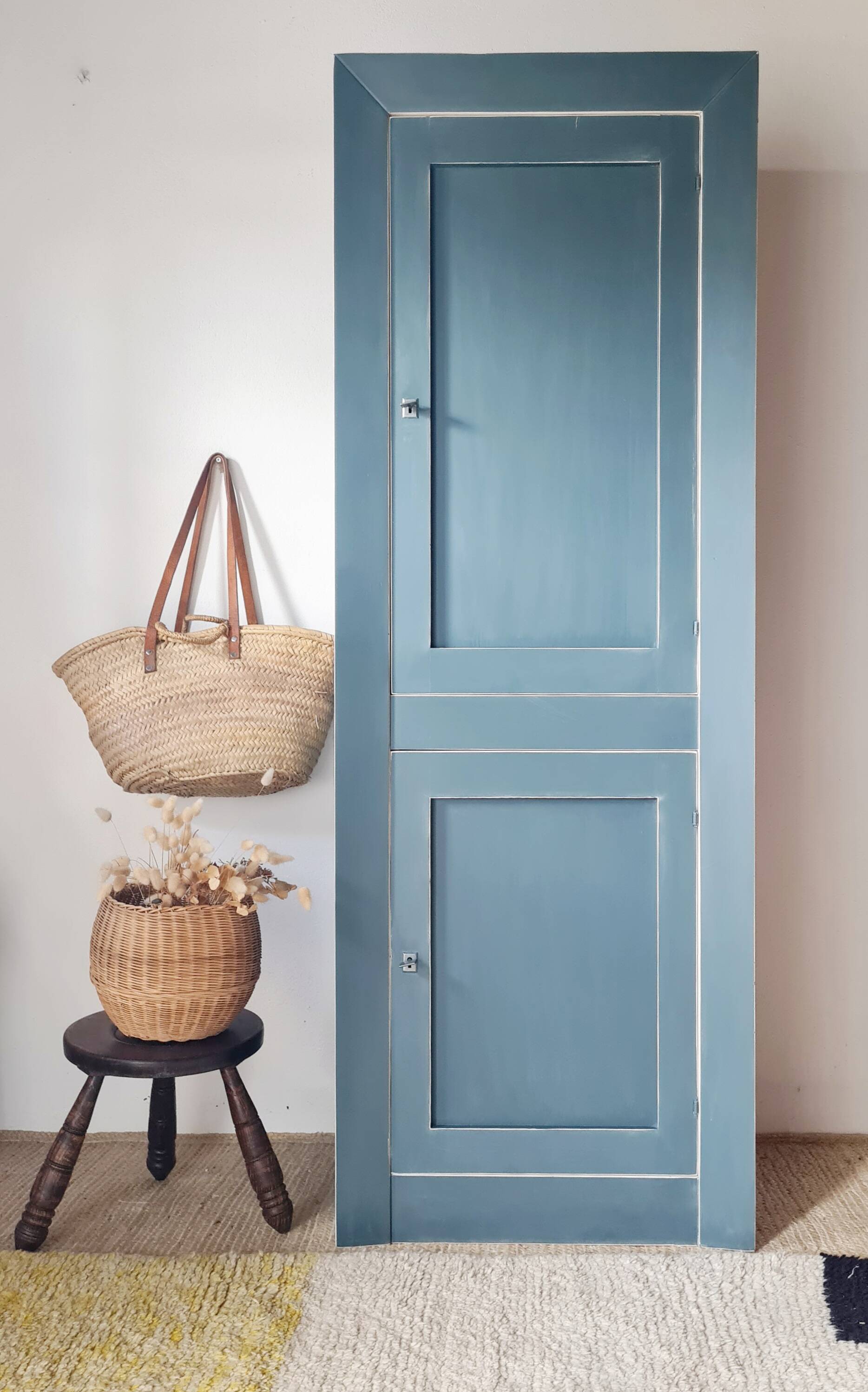 Armoire type parisienne haute étroite – Bleu Paon & Intérieur crème