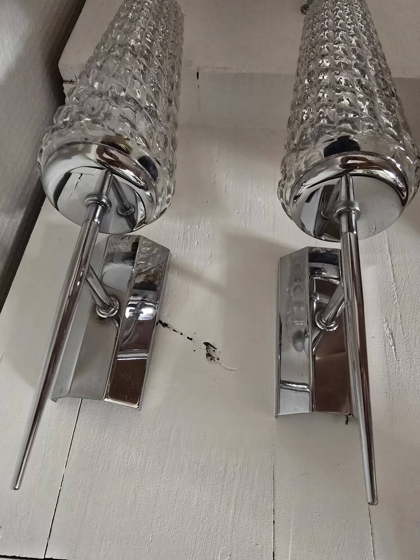 Paire d'appliques chrome et verre ciselé mid-century 