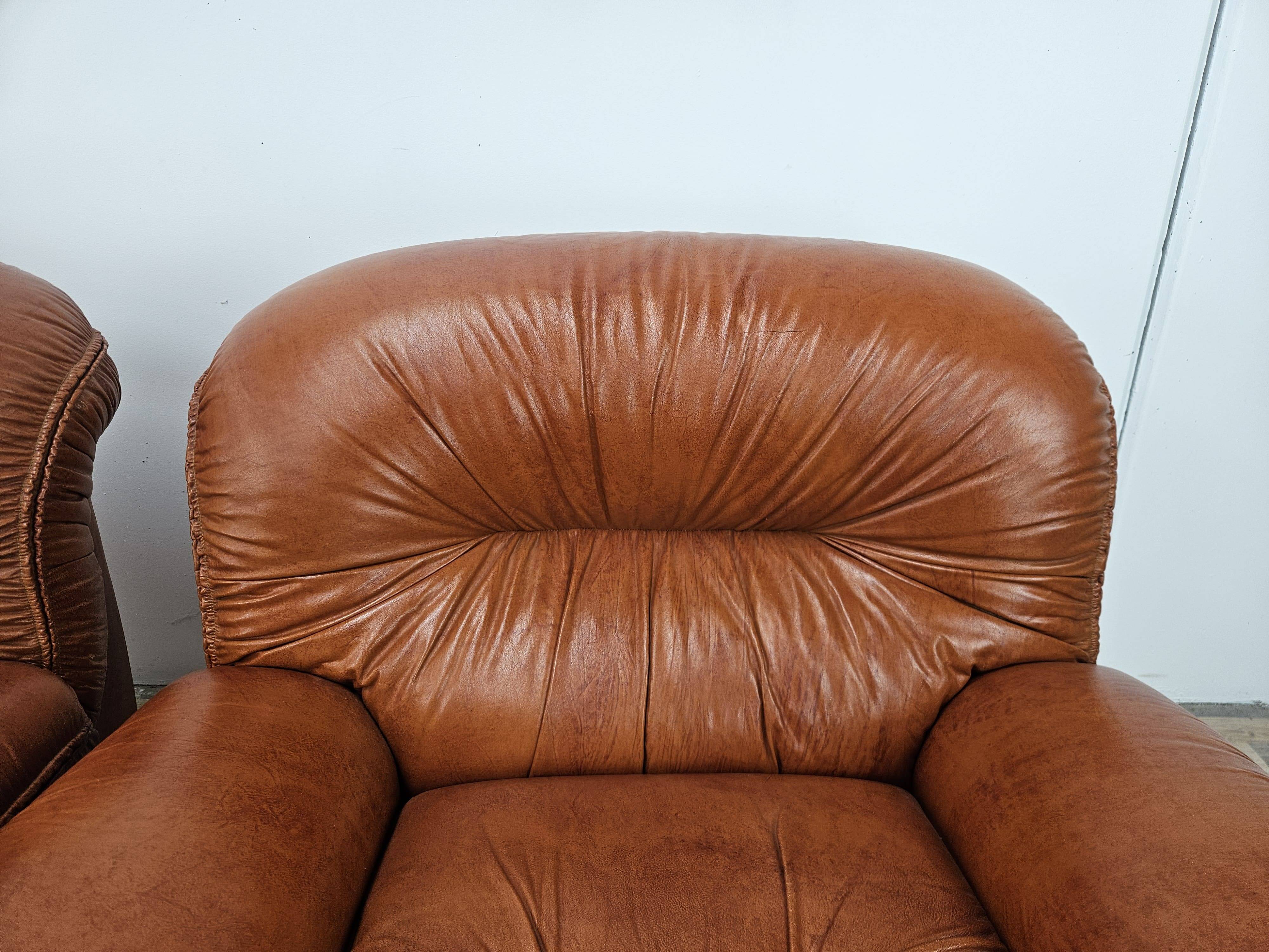 2 fauteuils en cuir cognac, années 1970