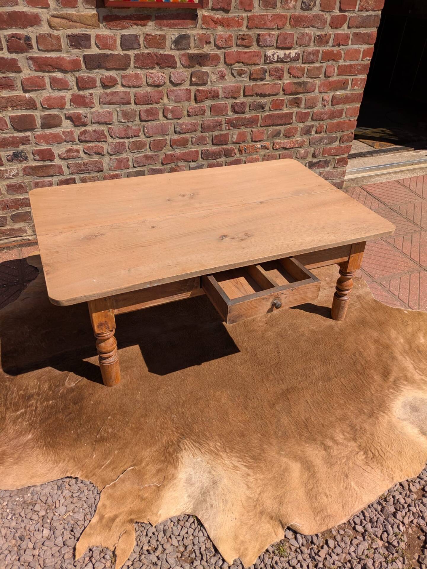 Coffee table with turned legs