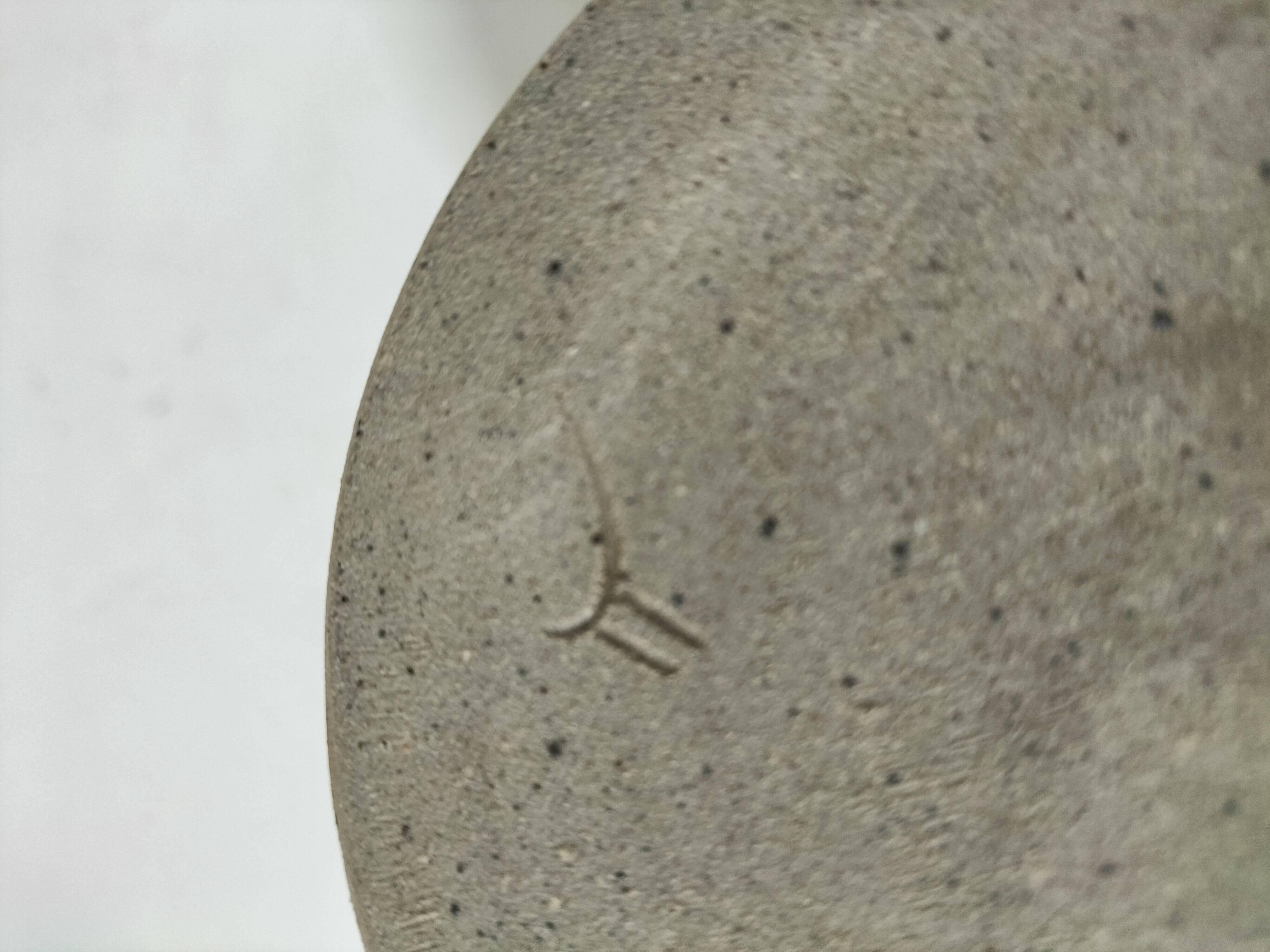 Beurrier à eau en grès artisanal bleu-gris moucheté