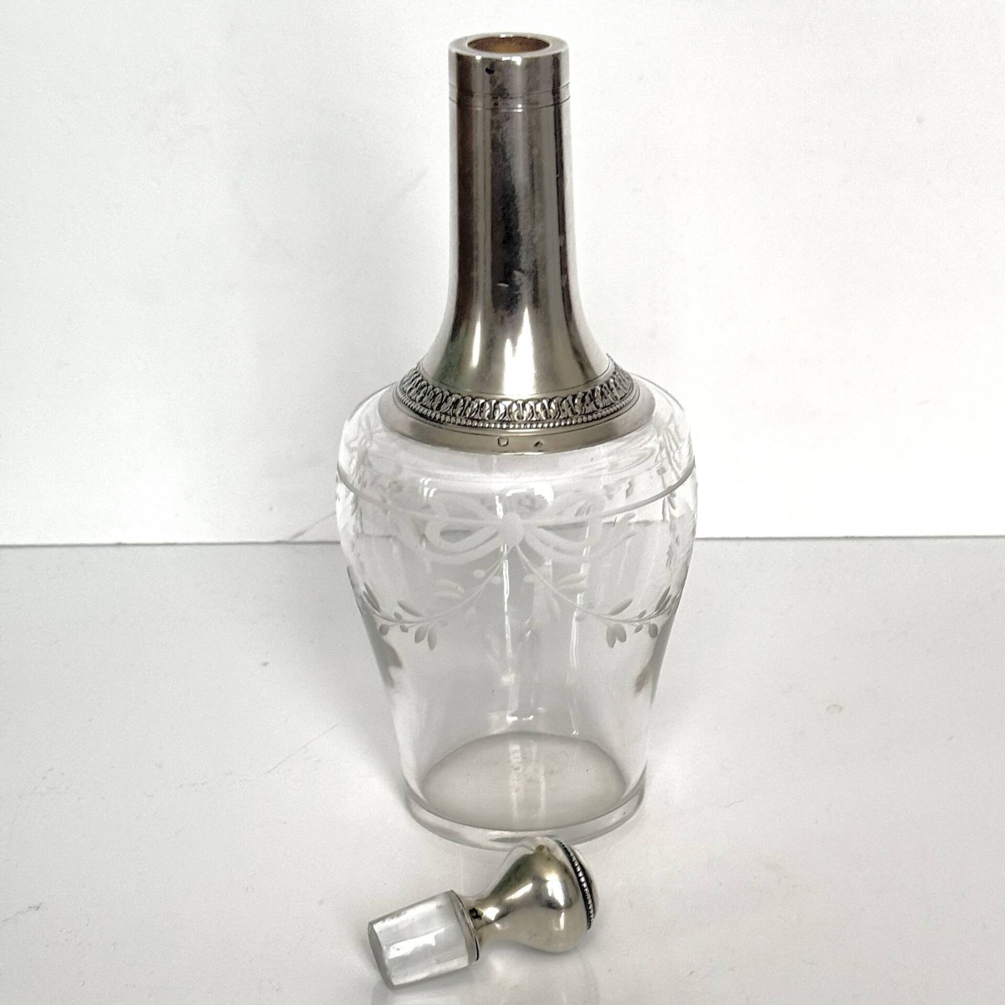 Carafe ancienne en cristal et argent massif – décor rubans et guirlande