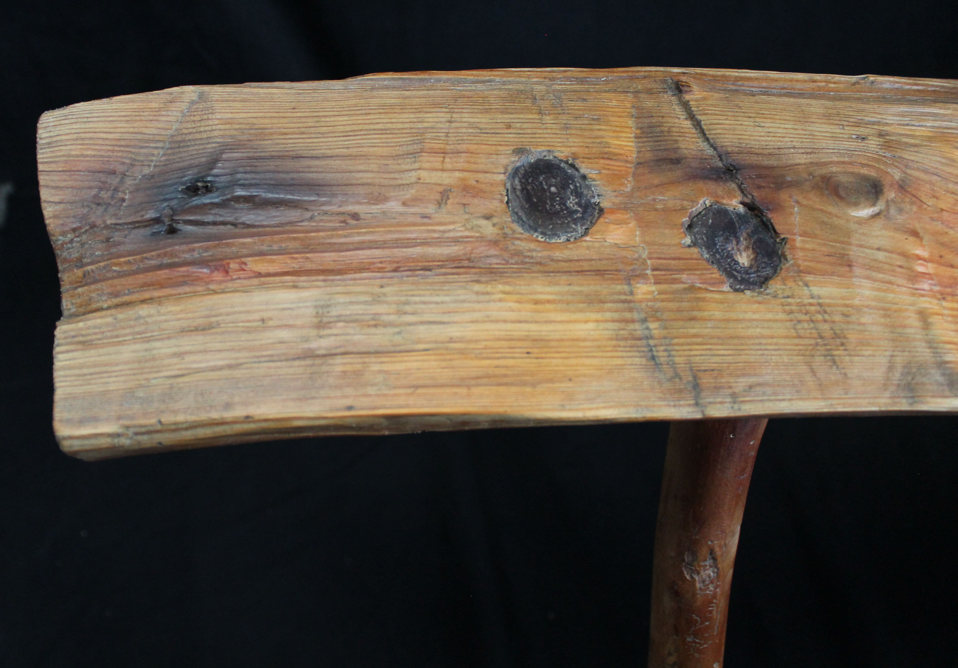 Banc brutaliste en bois d'arbre