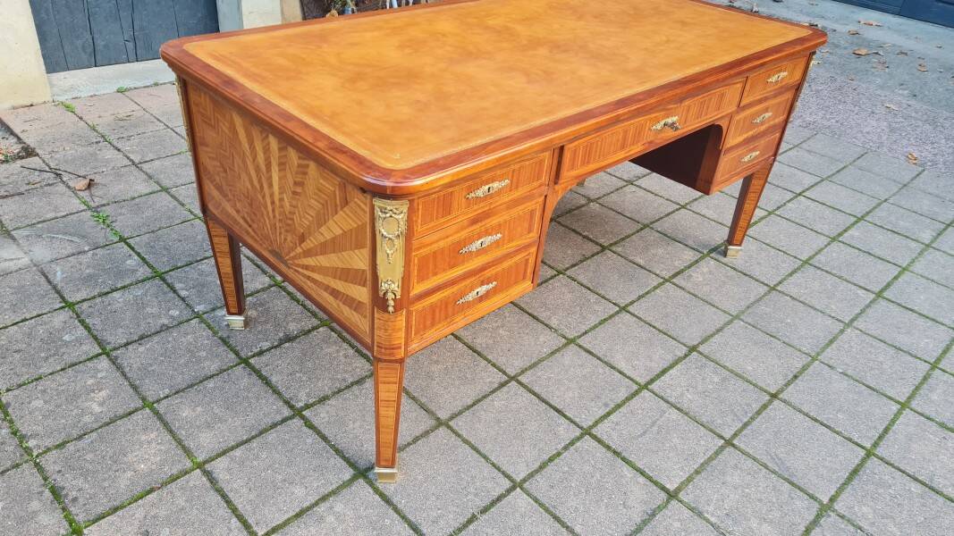 Napoleon III period desk in marquetry from the 19th century.