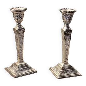 Paire de chandeliers métal argenté – décor Louis XVI – Angleterre XIXe